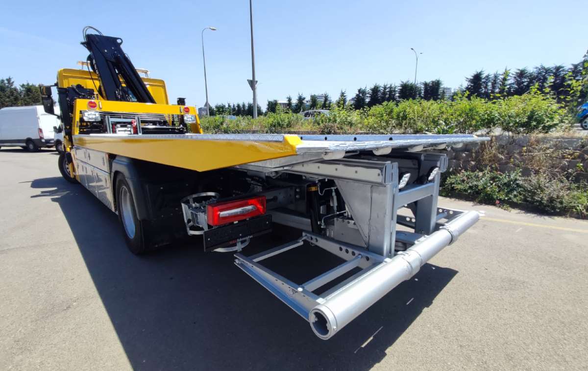 crane-equipped-lift-away-truck-4.jpg